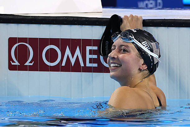 从梦境看内心:女性游泳梦的情感与压力解读