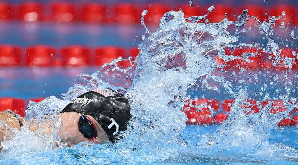 游泳速度之争：蝶泳和自由泳的优劣势分析