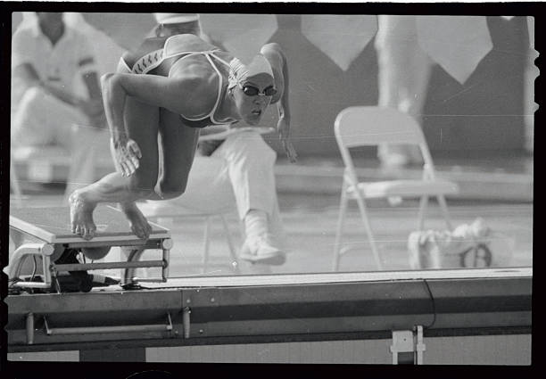 室内游泳池绘画入门：从草图到上色的步骤解析