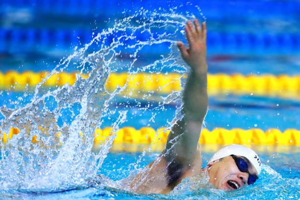 想减肥?先搞清楚游泳和跑步哪个效率更高!