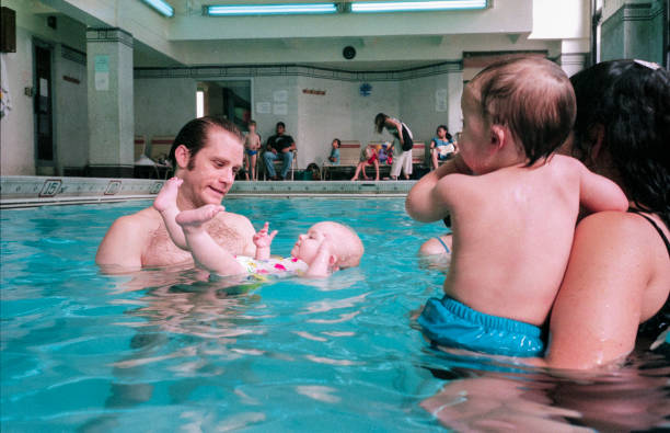 少年游泳训练视频：如何正确练习划水和呼吸技巧