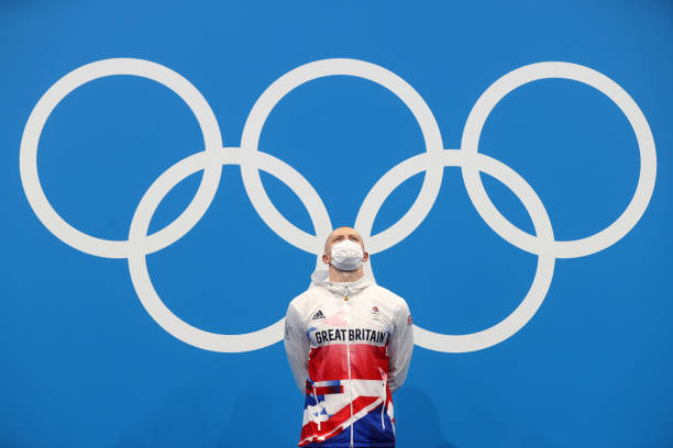 捕捉动态之美：游泳绘画中的光影与动感表现