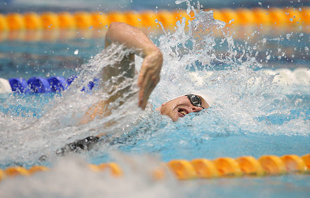 水中芭蕾：自由泳比赛的优美与力量