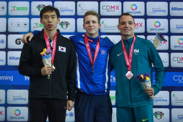 泳姿入画：将游泳动作转化为艺术表现形式