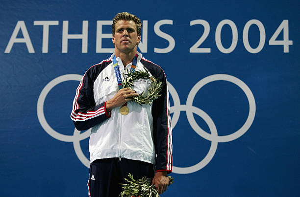 泳池里的较量：小学生游泳锦标赛各校代表队激烈角逐