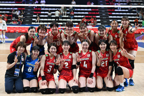 排球颠球训练：正确手势与身体协调的重要性