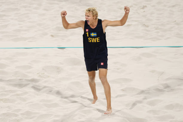 排球鱼跃救球技术详解：专业动作要领与训练方法