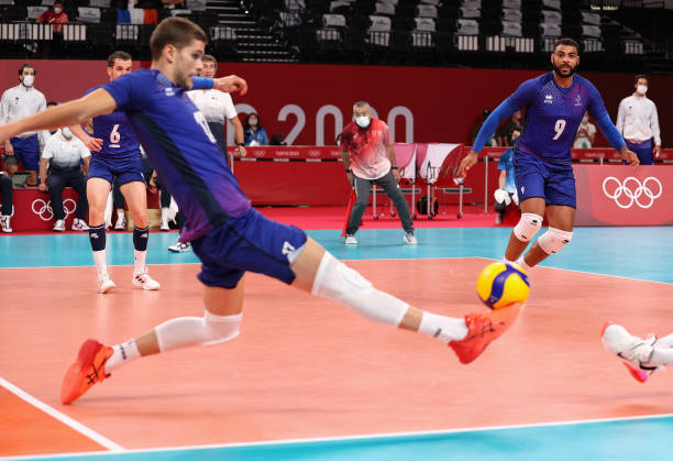 排球垫球基本姿势详解：从准备到击球的正确动作