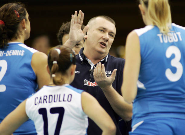 初中排球动作要领视频：如何提升控球和团队配合能力