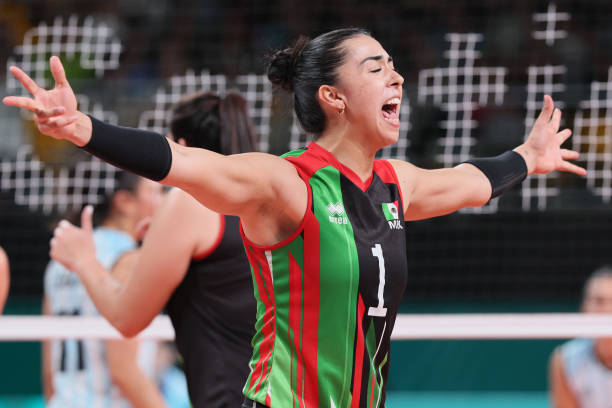 室内排球比赛每队允许几人同时上场？